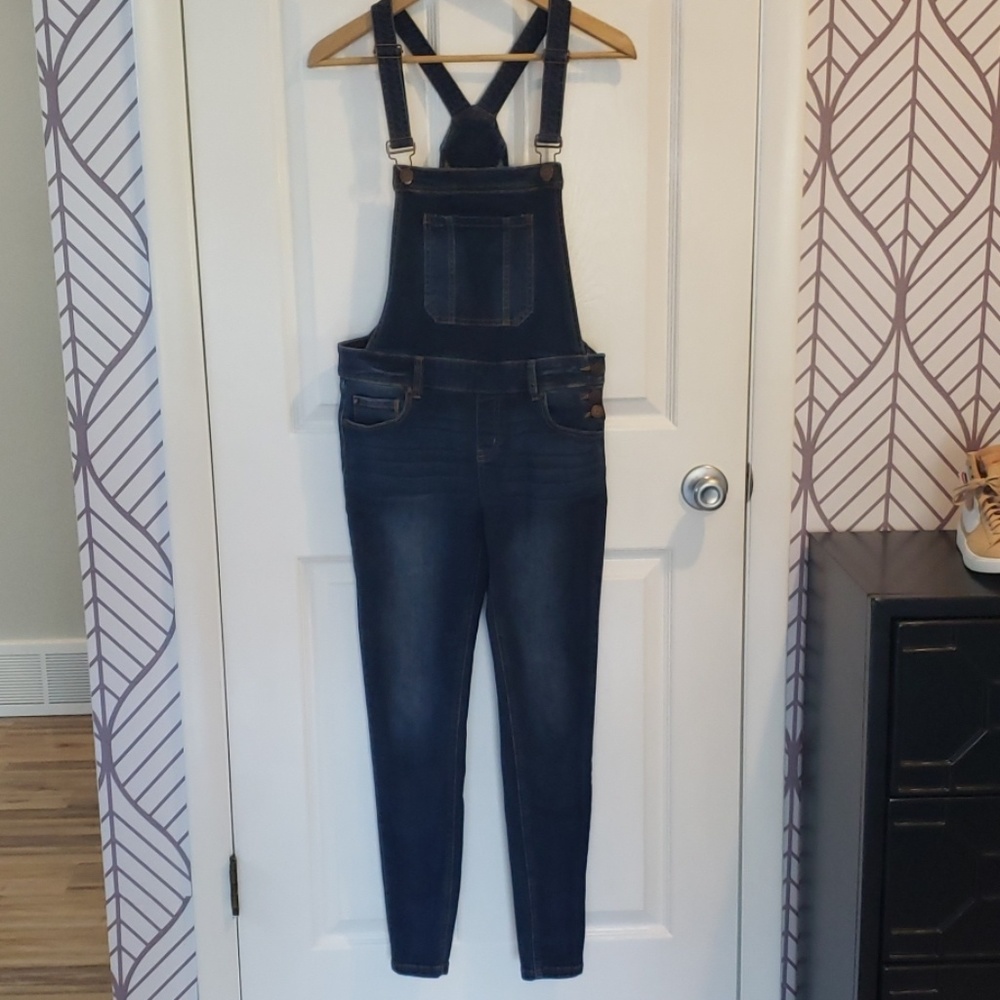 Woman's skinny leg overalls